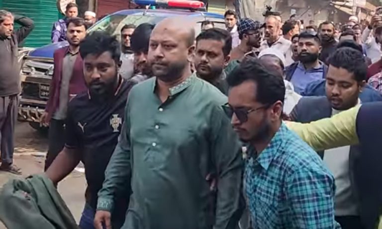 সামনে ফুয়াদ পেছনে বিক্ষুব্ধ জনতার স্লোগান ‘ফুয়াদের দুই গালে জুতা মারো তালে তালে’
