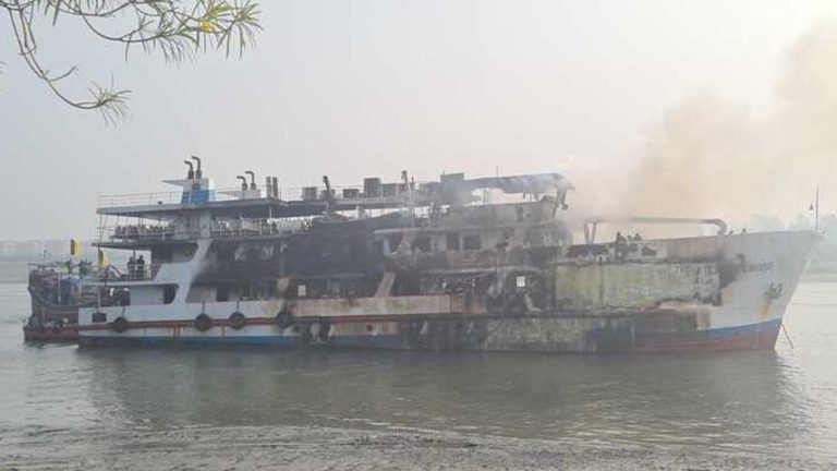 সেন্টমার্টিনগামী জাহাজে আগুনে নিহত এক, উদ্ধার ১৫