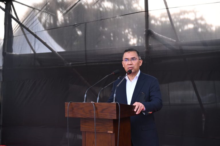 ‘মা ঋণ নিয়ে থাকলে জানাবেন, পরিশোধ করব, কথায় আঘাত পেলে ক্ষমা চাচ্ছি’, জানাজায় তারেক রহমান