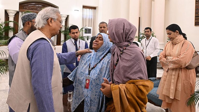 হাদির পরিবারের সঙ্গে প্রধান উপদেষ্টার সাক্ষাৎ, সর্বোত্তম চিকিৎসা নিশ্চিতের আশ্বাস