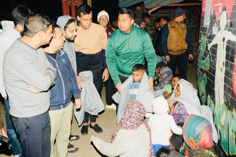 গভীর রাতে শীতার্ত মানুষের পাশে দাঁড়ালেন মানবিক ডিসি