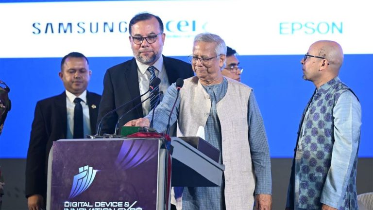 ‘ইন্টারনেট বন্ধ করার কারণেই মহাশক্তিশালী সরকারের পতন ঘটেছিল’