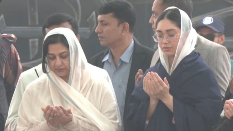 দাদি খালেদা জিয়ার কবর জিয়ারত করলেন জাইমা রহমানসহ পরিবারের সদস্যরা
