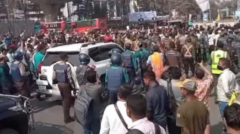 নৌ উপদেষ্টার গাড়ি আটকে চট্টগ্রাম বন্দর শ্রমিকদের বিক্ষোভ