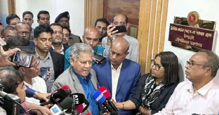‘বন্দরের ধর্মঘট নিয়ে সরকার হার্ডলাইনে যাওয়ার সিদ্ধান্ত নিয়েছে’