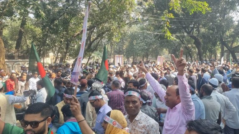 পে স্কেল বাস্তবায়নের দাবিতে যমুনা ঘেরাও, টিয়ারগ্যাস সাউন্ড গ্রেনেড নিক্ষেপ