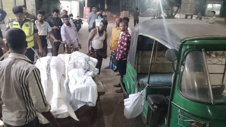 বাসের ধাক্কায় প্রাইভেটকারে থাকা একই পরিবারের চারজনসহ নিহত ৫