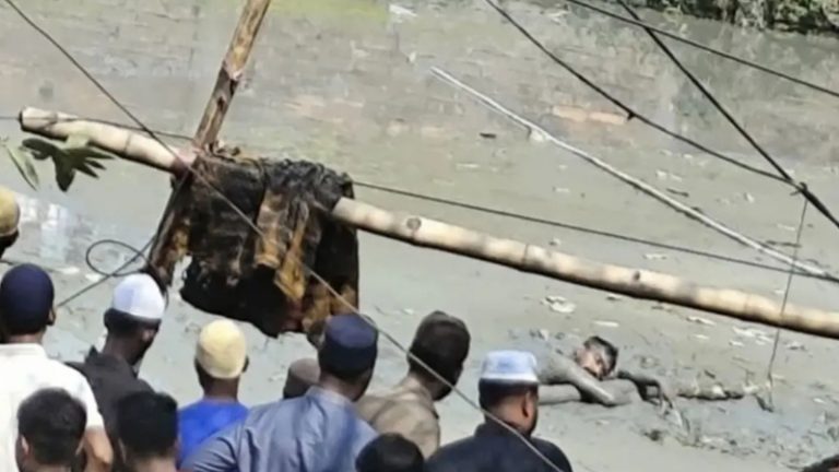 গ্রেপ্তার এড়াতে ডোবায় লাফ, ৫ ঘণ্টা পর রামদাসহ ‘ছিনতাইকারী’ উদ্ধার
