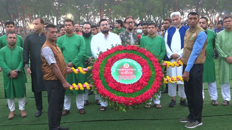 স্মৃতিসৌধে শহিদদের প্রতি শ্রদ্ধার্ঘ্য