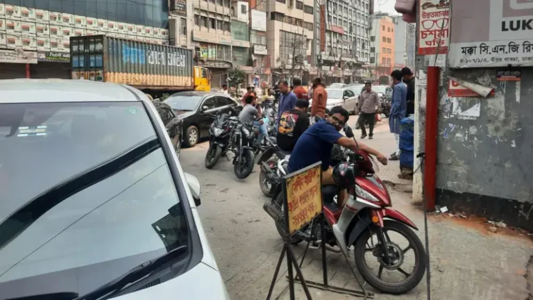 ফিলিং স্টেশনগুলোয় ভিড়, সরকার বলছে, সংকট নেই