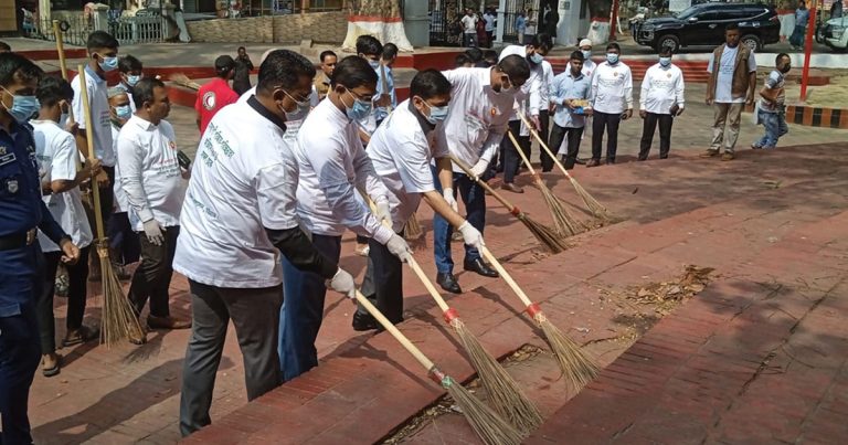 চট্টগ্রামে মাসব্যাপী পরিচ্ছন্নতা কার্যক্রম উদ্বোধন করলেন ডিসি