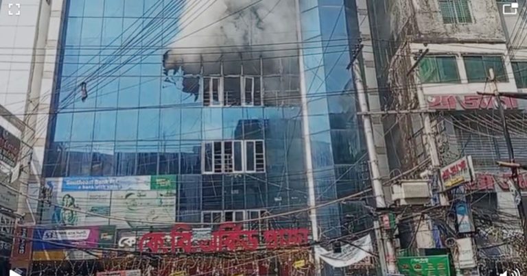 টেরিবাজারে মার্কেটে আগুন,  ২ জনের মৃত্যু