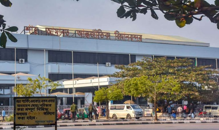 আবুধাবিফেরত দুই যাত্রীর ব্যাগ থেকে ১৩ লাখ টাকার সিগারেট-স্মার্টফোন জব্দ