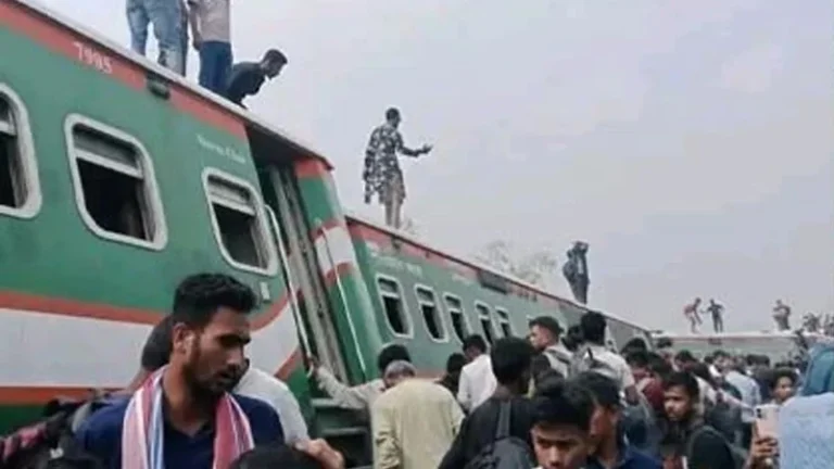 নীলসাগর এক্সপ্রেসের ৯ বগি লাইনচ্যুত, শতাধিক যাত্রী আহত