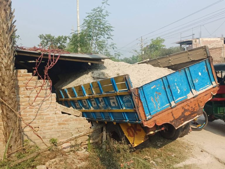 অটোরিকশাকে চাপা দিয়ে ঘরে ঢুকে পড়ল বালুবাহী ট্রাক, নিহত ৩