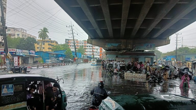চট্টগ্রামের বৃষ্টিতে দুর্ভোগ চরমে, ভারী বৃষ্টির শঙ্কা, নিচু এলাকার বাসায় ঢুকেছে পানি