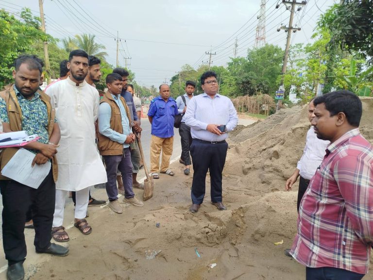 মহাসড়কের পাশে বালু  রাখায় জরিমানা
