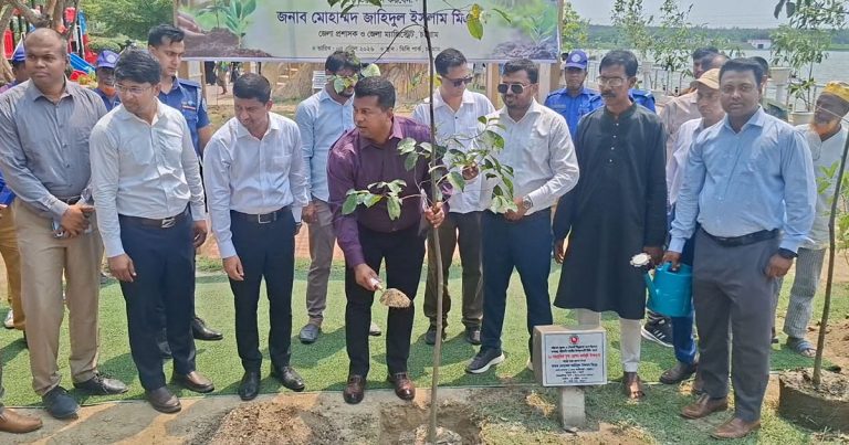 ডিসি পার্কে বৃক্ষরোপণ কর্মসূচির উদ্বোধন করলেন জেলা প্রশাসক