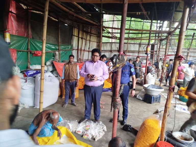 হাটহাজারীতে উপজেলা প্রশাসনের অভিযান
