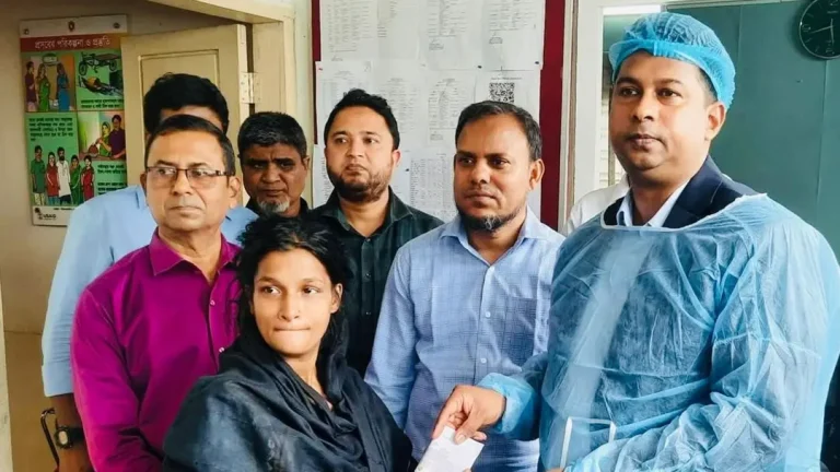 অসুস্থ নবজাতকের পাশে চট্টগ্রামের ডিসি