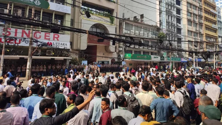 চাকরি পুনর্বহাল চেয়ে মতিঝিলে ৬ ইসলামী ব্যাংকের সাবেক কর্মীদের অবস্থান