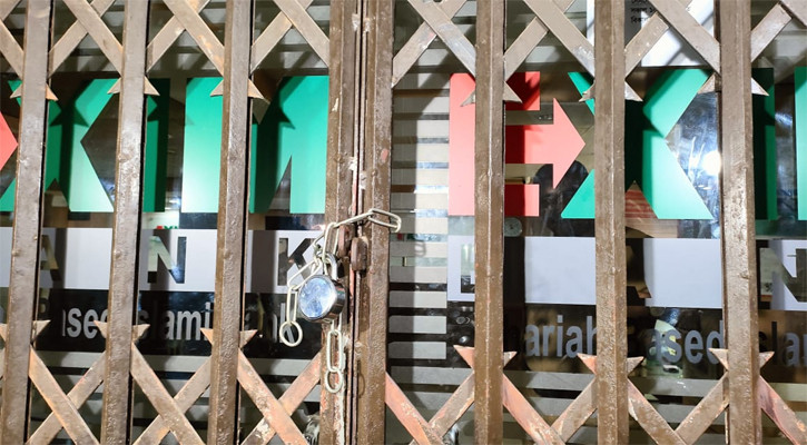 টাকা না পেয়ে আগ্রাবাদে একীভূত ব্যাংকের শাখায় আমানতকারীদের তালা