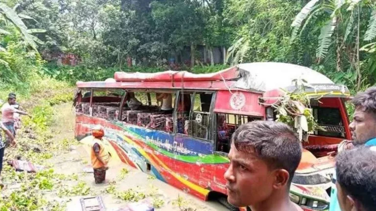 যাত্রীবাহী বাস খাদে পড়ে নিহত ৪