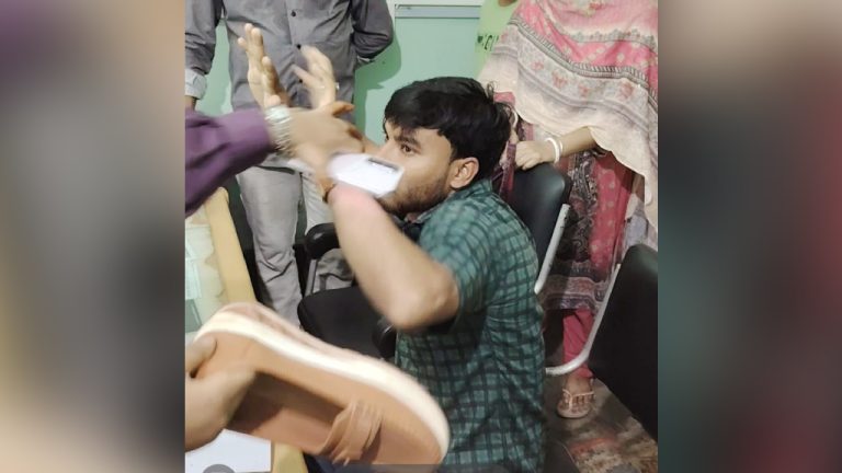 বগুড়ায় এনসিপি নেতাকে জুতাপেটা, দল থেকে অব্যাহতি