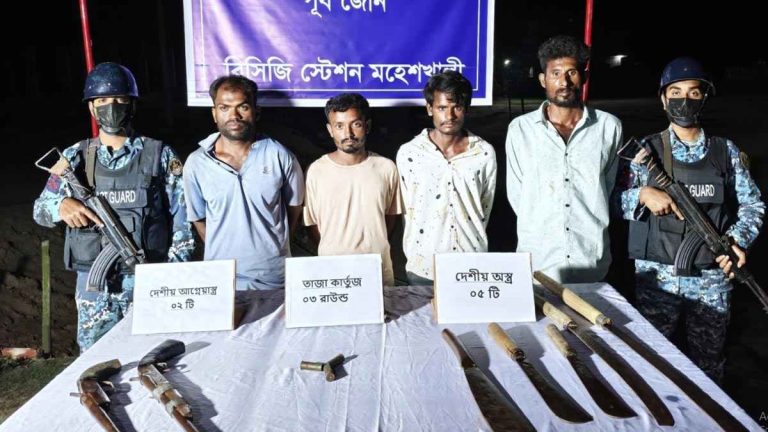 মহেশখালীতে অস্ত্র-গুলিসহ আটক ৪