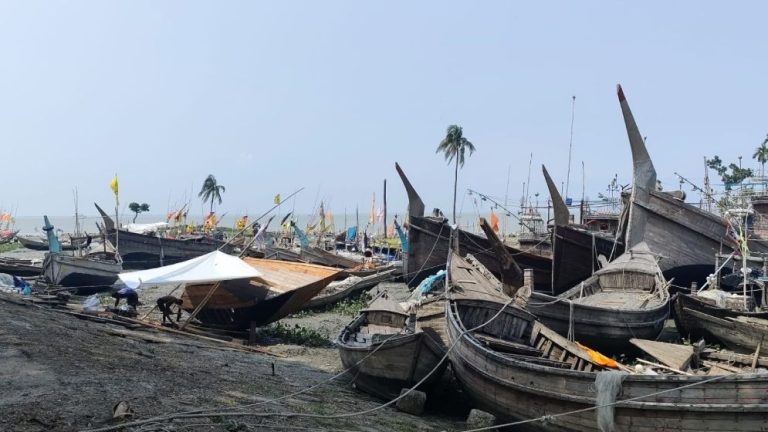 মধ্যরাতে খুলছে বঙ্গোপসাগর