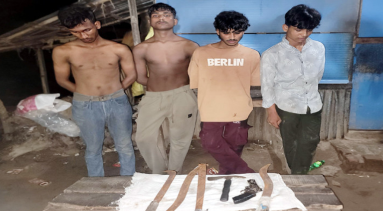 হাটহাজারীতে অস্ত্রসহ ৪ জন আটক