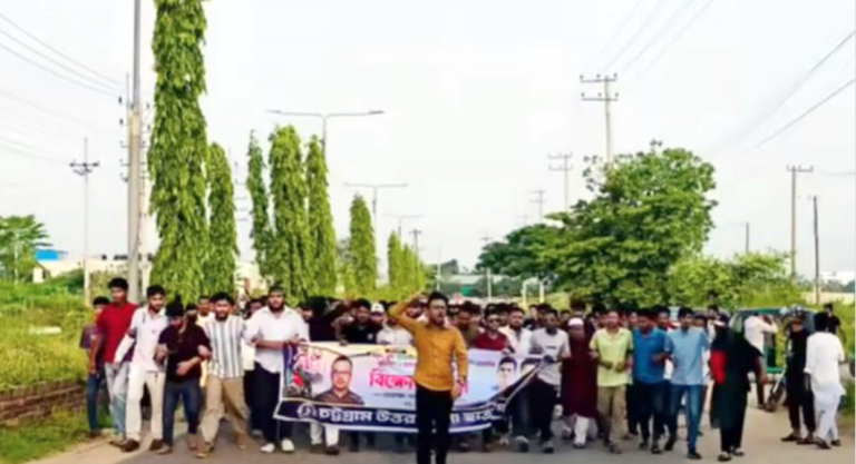 হাটহাজারীতে নিষিদ্ধ ছাত্রলীগের ঝটিকা মিছিল
