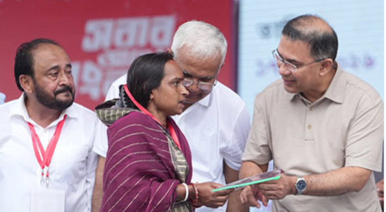 ১ বছরের মধ্যে সব নারী চা শ্রমিকের কাছে ফ্যামিলি কার্ড পৌঁছে দেবো: প্রধানমন্ত্রী