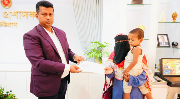 স্বামী হারানো রোকশানার পাশে জেলা প্রশাসক