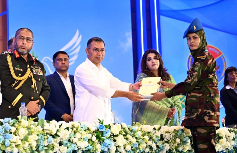 সুদানে শহীদ ৬ সেনাসদস্যের স্ত্রীর হাতে বিশেষ সম্মাননা তুলে দিলেন প্রধানমন্ত্রী