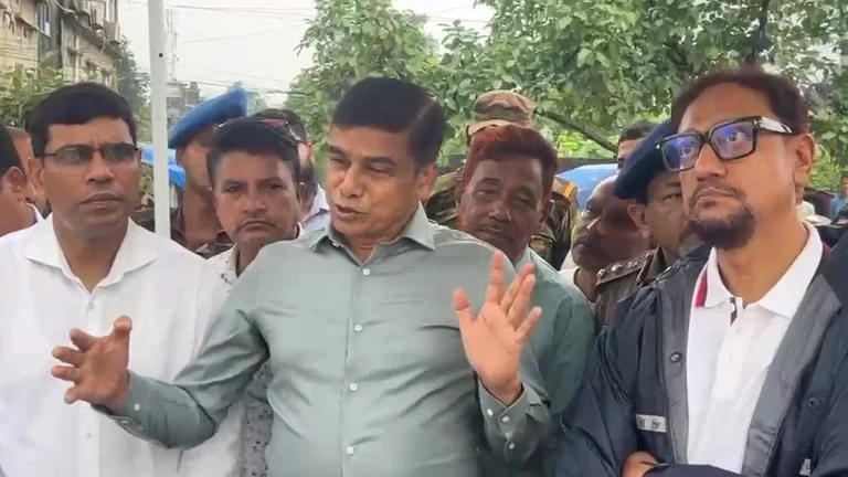 বাঁশখালীর বন্ধ স্লুইসগেট খুলে দেওয়ার নির্দেশ প্রতিমন্ত্রীর