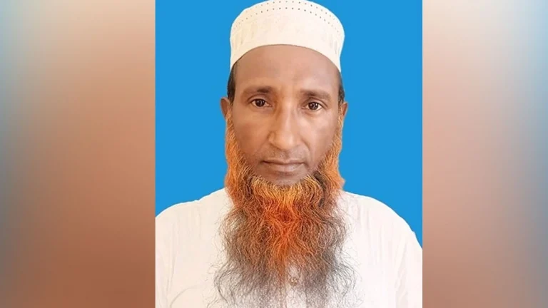ছাত্রীর সঙ্গে ‘অন্তরঙ্গ’ ভিডিও ভাইরাল, স্কুলের অফিস সহকারী বরখাস্ত