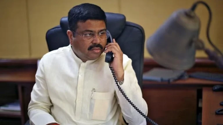 টানা আন্দোলনের মুখে ভারতের শিক্ষামন্ত্রীর পদত্যাগ