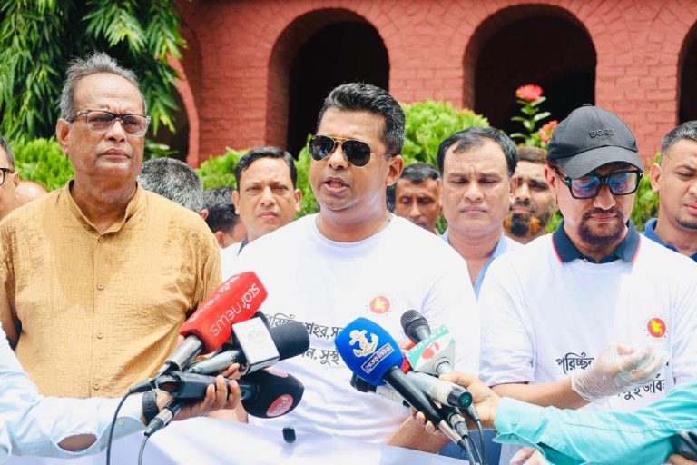 জেলা প্রশাসনের উদ্যোগে চট্টগ্রামজুড়ে ৩৩০০-এর বেশি ভবনে মাসব্যাপী পরিচ্ছন্নতা অভিযান শুরু