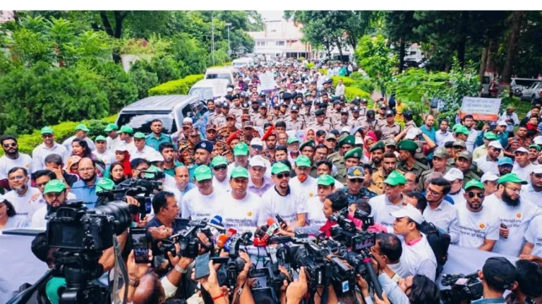 রেকর্ড গড়লেন ডিসি জাহিদ, একদিনে ১৩৫ টন বর্জ্য অপসারণ