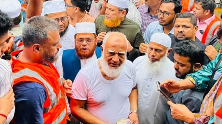 বন্যাকবলিত চট্টগ্রামে জামায়াত আমির, দুর্গতদের মধ্যে ত্রাণ বিতরণ