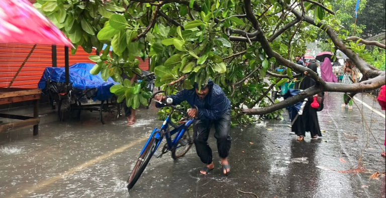 চট্টগ্রামে টানা বর্ষণে দুর্ভোগ, পাহাড় ধসের শঙ্কা