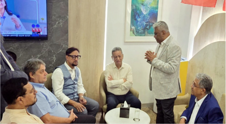 বিমানবন্দরে অর্থমন্ত্রীকে ফুলেল শুভেচ্ছা জানালেন চেম্বার প্রেসিডেন্ট আমিরুল হক