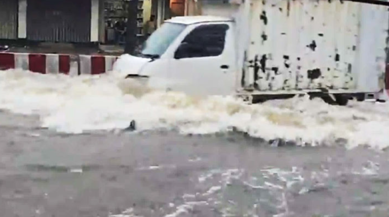 ভারী বৃষ্টিতে পানির নিচে হাটহাজারী-অক্সিজেন সড়ক, দীর্ঘ যানজট