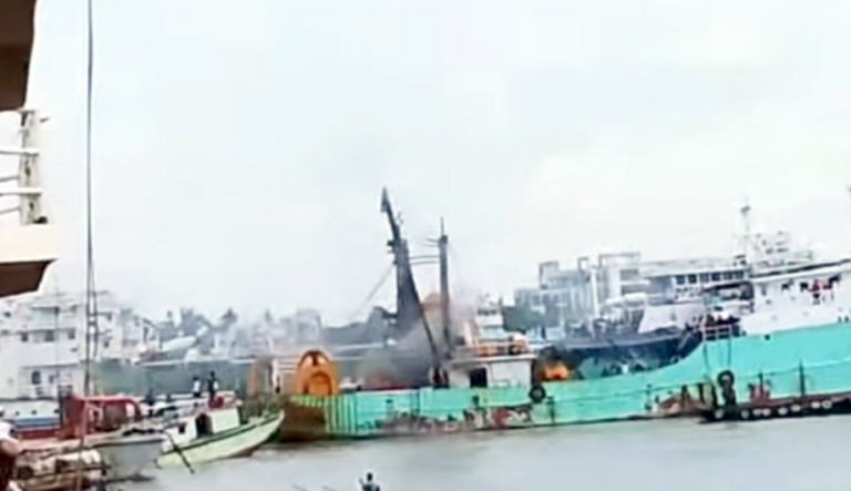 ট্রলারে অগ্নিকাণ্ডে দগ্ধ দুই নাবিকের মৃত্যু