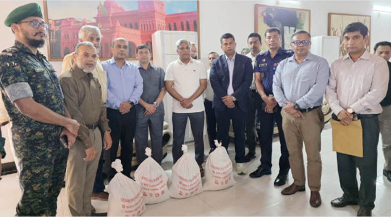 বন্যাদুর্গতদের জন্য বিপিসির ত্রাণ প্রদান