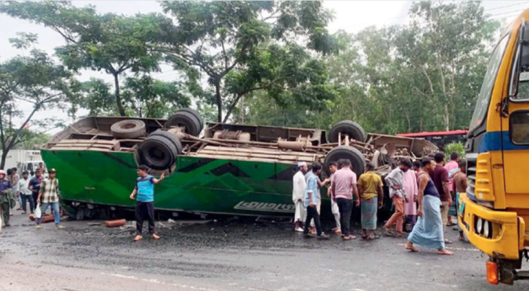 সীতাকুণ্ডে যাত্রীবাহী বাস উল্টে ১ জন নিহত, আহত ৬