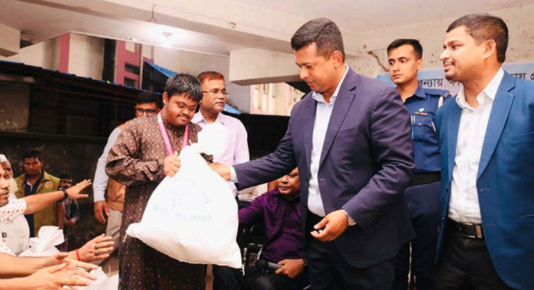 ত্রাণ পেলেন বন্যাদুর্গত ২০০ প্রতিবন্ধী