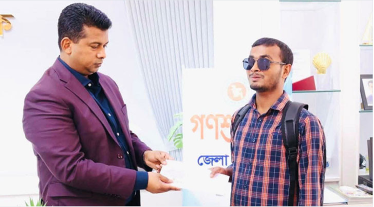 চবির দৃষ্টিহীন শিক্ষার্থীর পাশে জেলা প্রশাসক