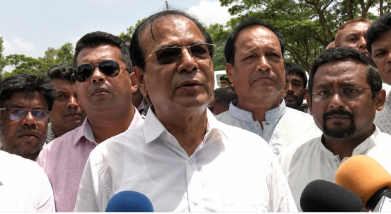 বন্যা প্লাবিত মানুষের ক্ষেত্রে কোনো রাজনীতি নাই : ত্রাণমন্ত্রী